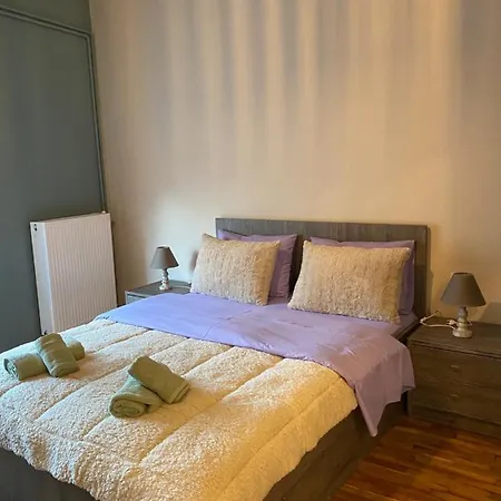 Helen's Art House Apartment
